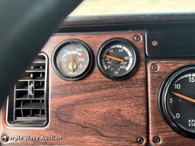 image for item FB5085 2000 Freightliner FLD120 semi truck