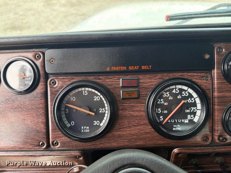 image for item FB5085 2000 Freightliner FLD120 semi truck