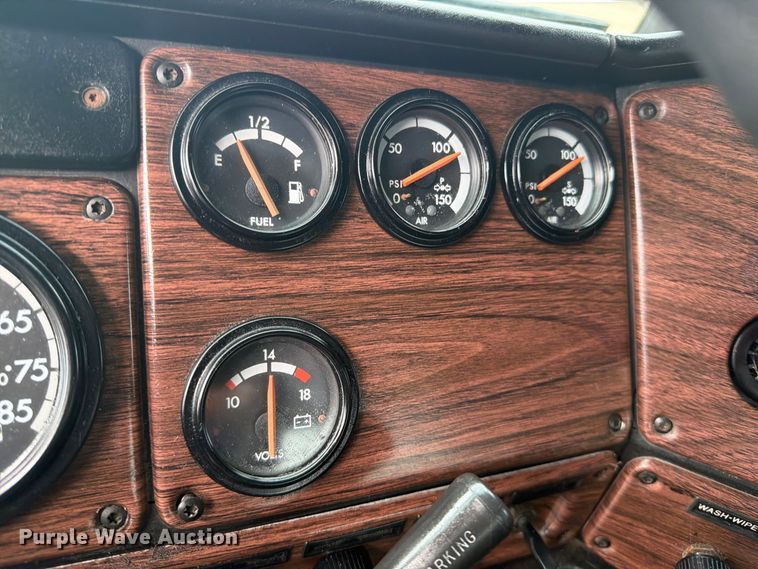 image for item FB5085 2000 Freightliner FLD120 semi truck