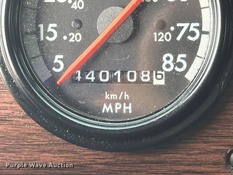 image for item FB5085 2000 Freightliner FLD120 semi truck