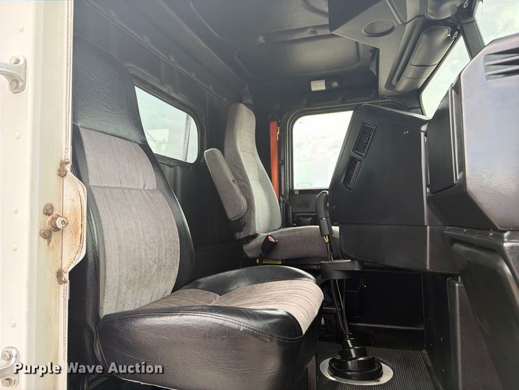 image for item FB5085 2000 Freightliner FLD120 semi truck