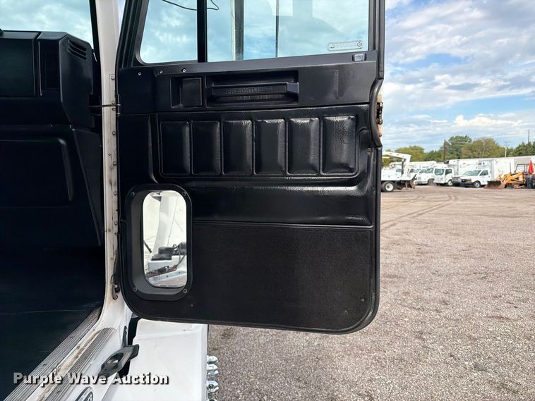 image for item FB5085 2000 Freightliner FLD120 semi truck