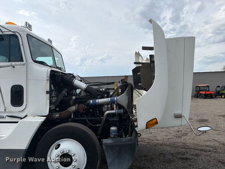 image for item FB5085 2000 Freightliner FLD120 semi truck