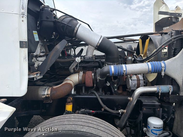 image for item FB5085 2000 Freightliner FLD120 semi truck
