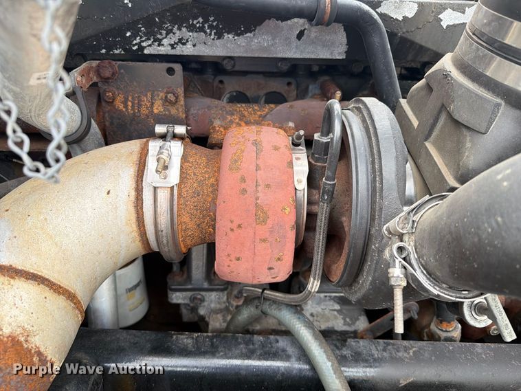 image for item FB5085 2000 Freightliner FLD120 semi truck