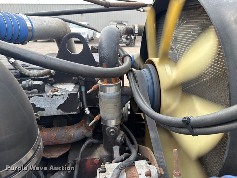 image for item FB5085 2000 Freightliner FLD120 semi truck
