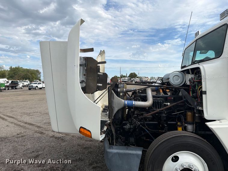 image for item FB5085 2000 Freightliner FLD120 semi truck