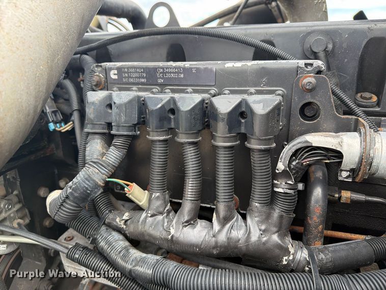 image for item FB5085 2000 Freightliner FLD120 semi truck