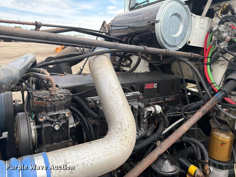 image for item FB5085 2000 Freightliner FLD120 semi truck