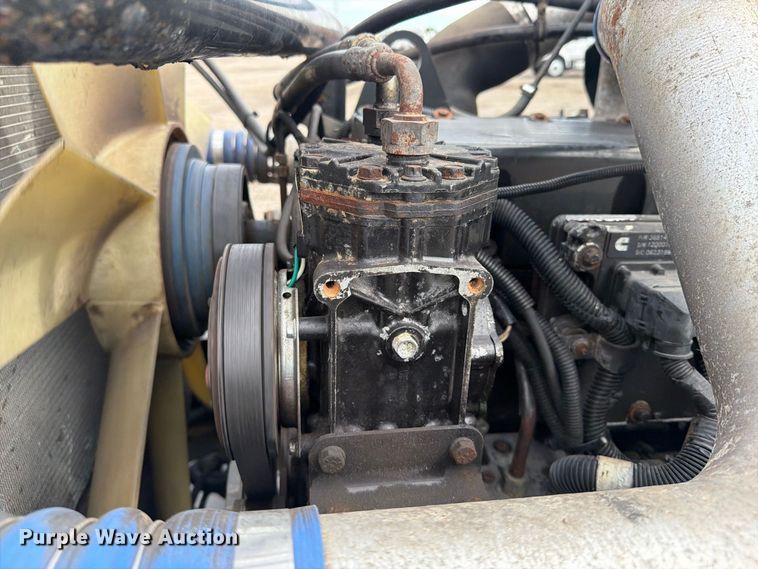image for item FB5085 2000 Freightliner FLD120 semi truck
