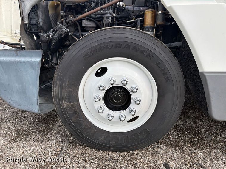 image for item FB5085 2000 Freightliner FLD120 semi truck