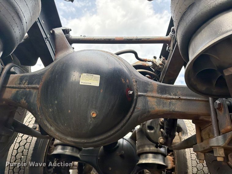 image for item FB5085 2000 Freightliner FLD120 semi truck