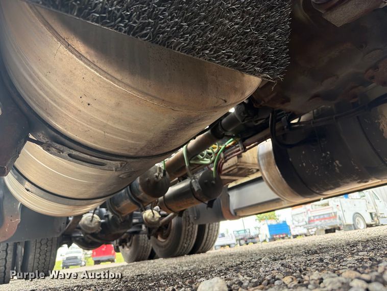 image for item FB5085 2000 Freightliner FLD120 semi truck