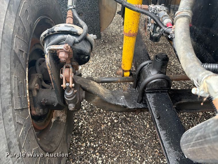 image for item FB5085 2000 Freightliner FLD120 semi truck