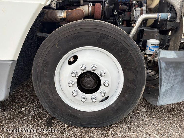 image for item FB5085 2000 Freightliner FLD120 semi truck