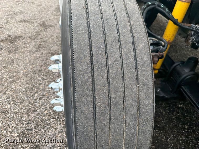 image for item FB5085 2000 Freightliner FLD120 semi truck