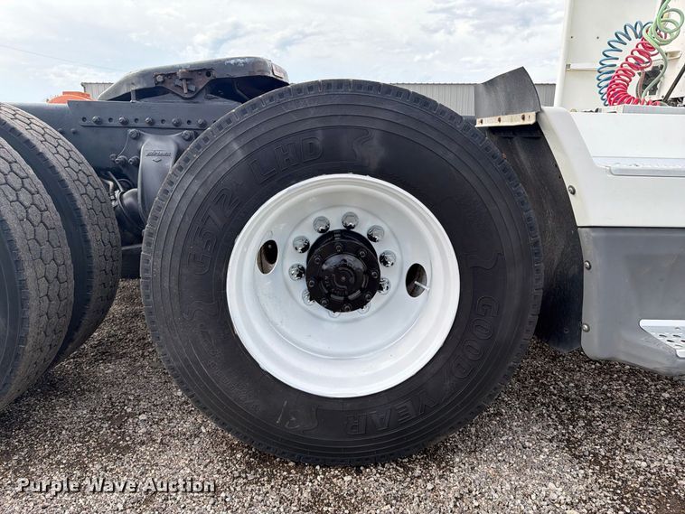 image for item FB5085 2000 Freightliner FLD120 semi truck