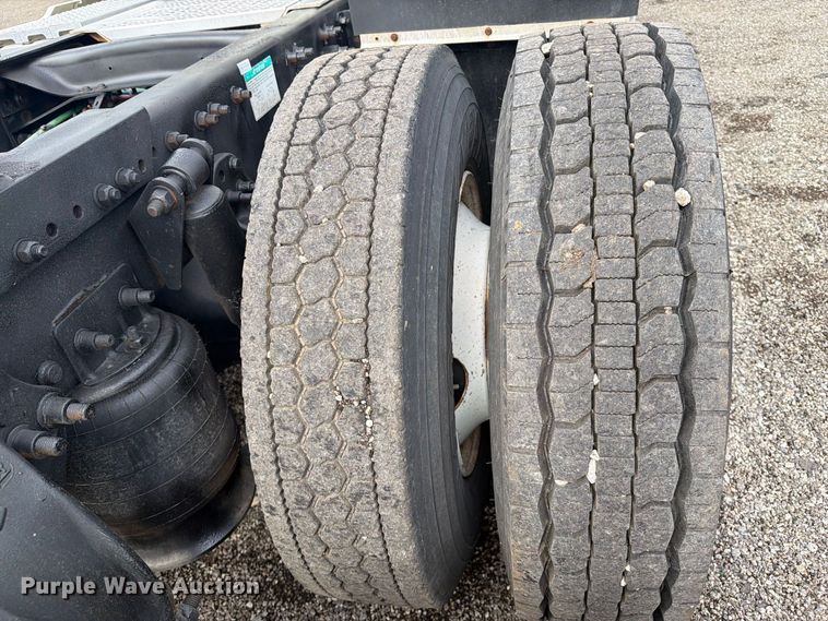 image for item FB5085 2000 Freightliner FLD120 semi truck