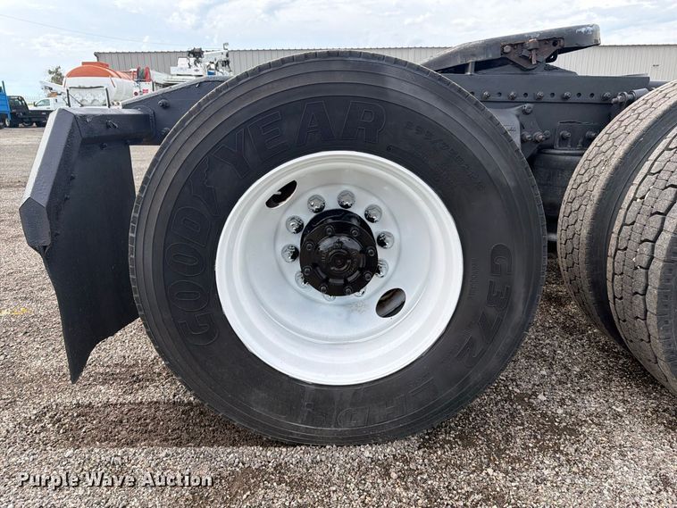 image for item FB5085 2000 Freightliner FLD120 semi truck