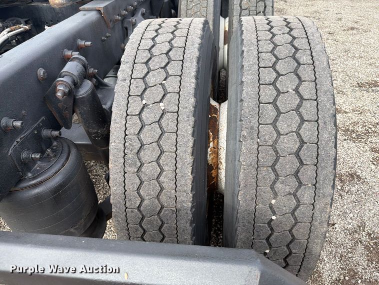 image for item FB5085 2000 Freightliner FLD120 semi truck