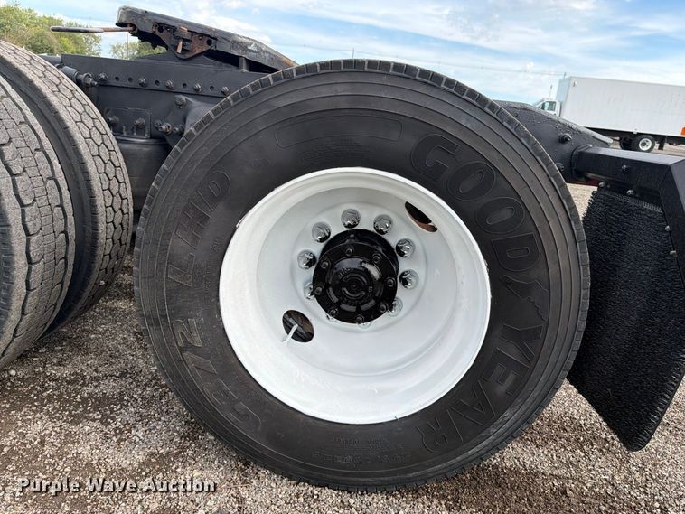 image for item FB5085 2000 Freightliner FLD120 semi truck