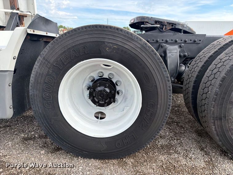image for item FB5085 2000 Freightliner FLD120 semi truck