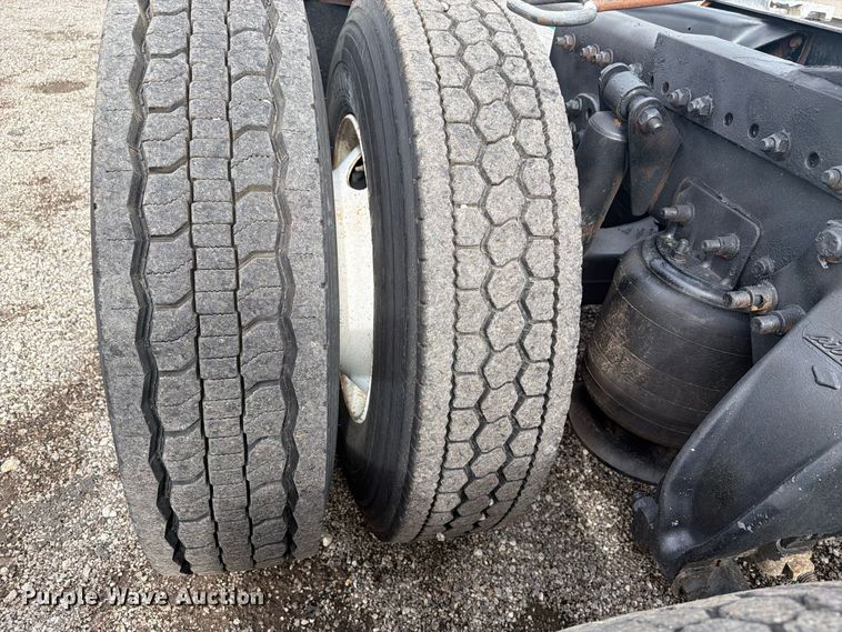 image for item FB5085 2000 Freightliner FLD120 semi truck