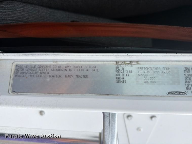 image for item FB5085 2000 Freightliner FLD120 semi truck