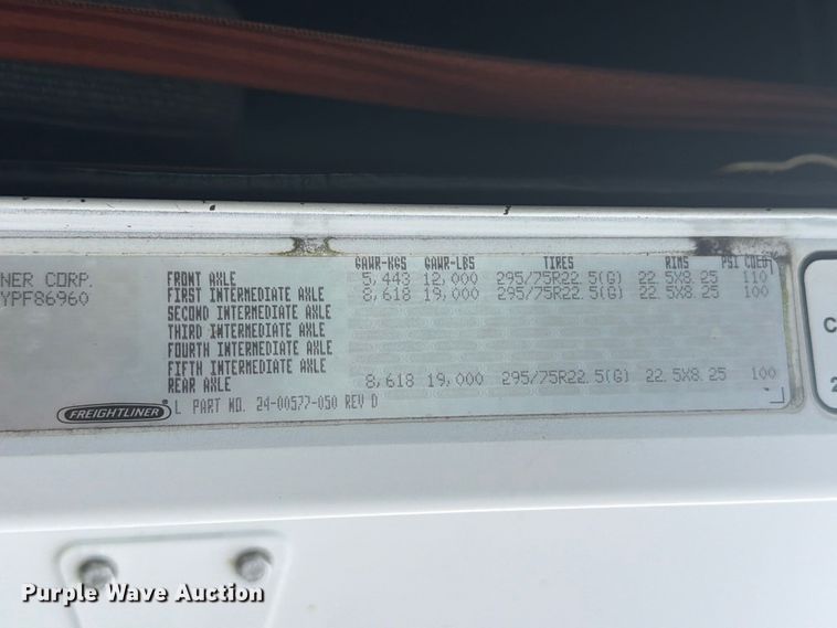 image for item FB5085 2000 Freightliner FLD120 semi truck