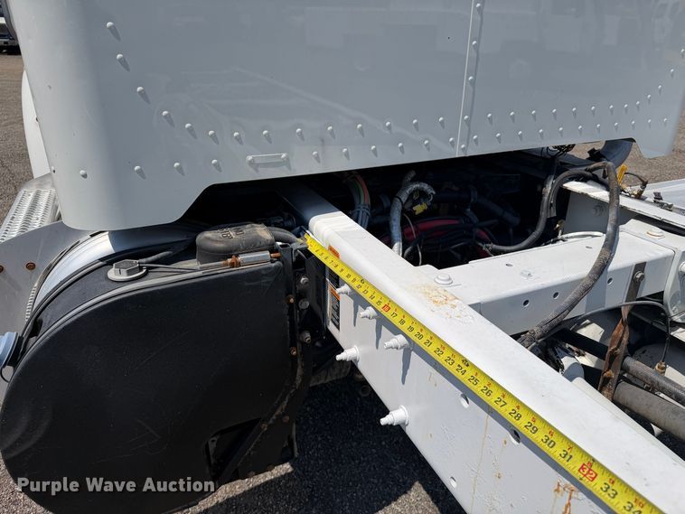 image for item FB5096 2014 Peterbilt 337 truck cab and chassis
