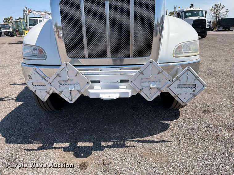 image for item FB5096 2014 Peterbilt 337 truck cab and chassis