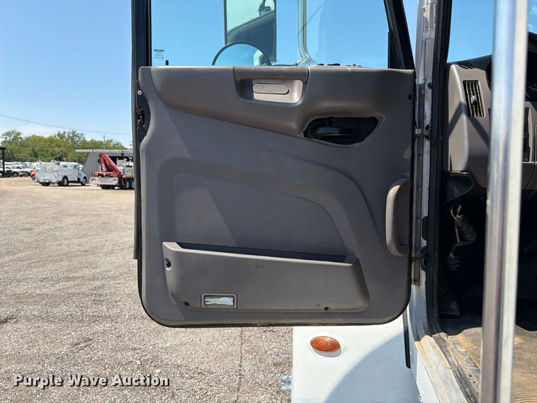image for item FB5096 2014 Peterbilt 337 truck cab and chassis