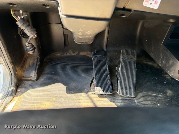 image for item FB5096 2014 Peterbilt 337 truck cab and chassis
