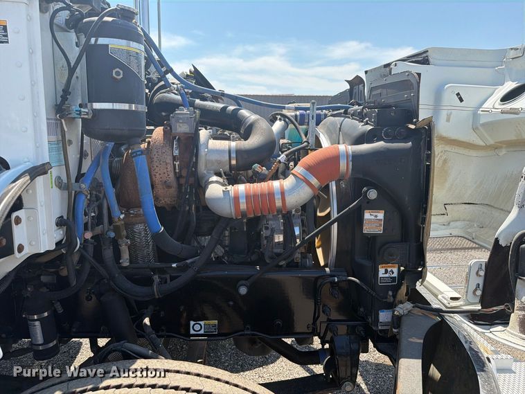 image for item FB5096 2014 Peterbilt 337 truck cab and chassis