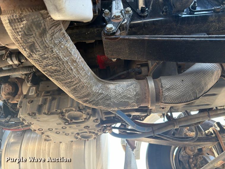 image for item FB5096 2014 Peterbilt 337 truck cab and chassis