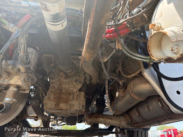 image for item FB5096 2014 Peterbilt 337 truck cab and chassis