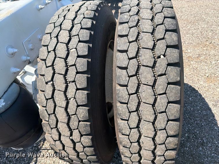 image for item FB5096 2014 Peterbilt 337 truck cab and chassis