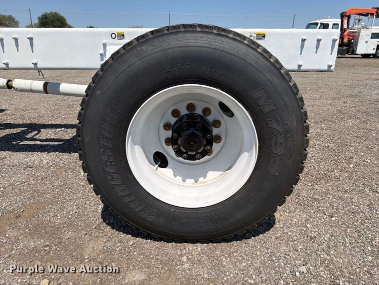 image for item FB5096 2014 Peterbilt 337 truck cab and chassis