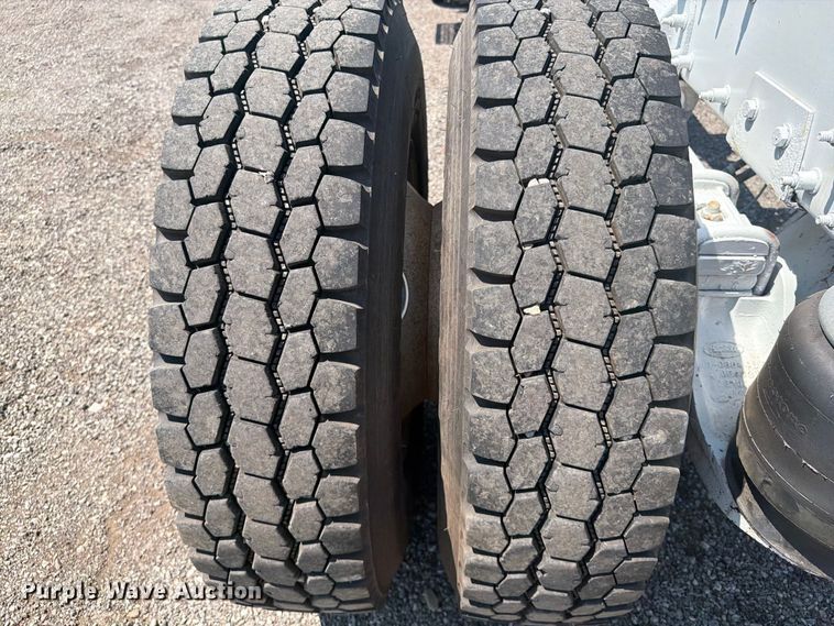 image for item FB5096 2014 Peterbilt 337 truck cab and chassis