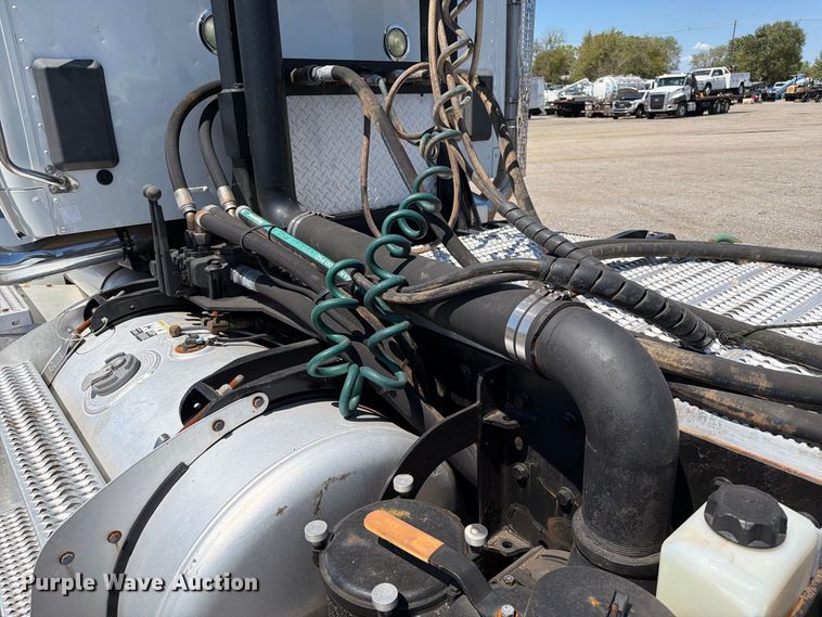 image for item FB5116 2015 Peterbilt 567 semi truck