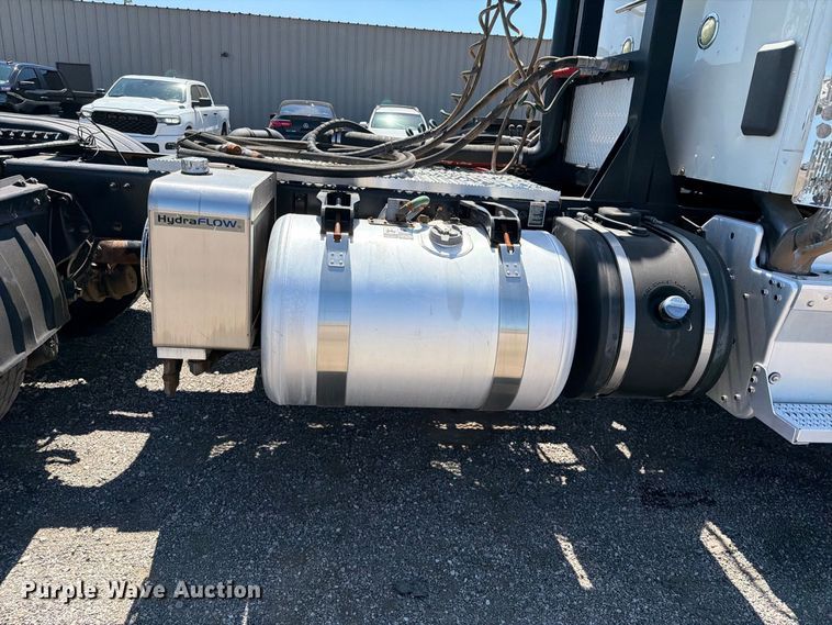 image for item FB5116 2015 Peterbilt 567 semi truck