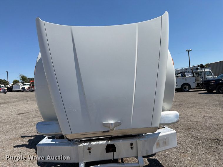image for item FB5116 2015 Peterbilt 567 semi truck