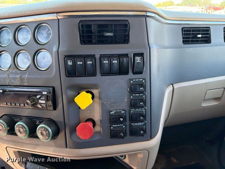 image for item FB5116 2015 Peterbilt 567 semi truck