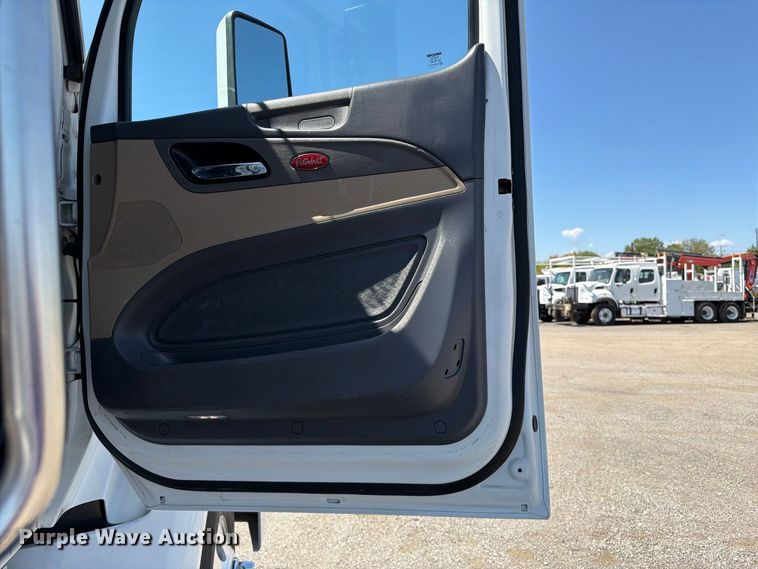 image for item FB5116 2015 Peterbilt 567 semi truck