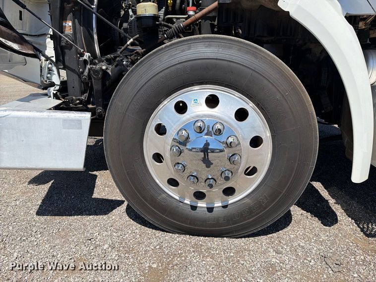 image for item FB5116 2015 Peterbilt 567 semi truck