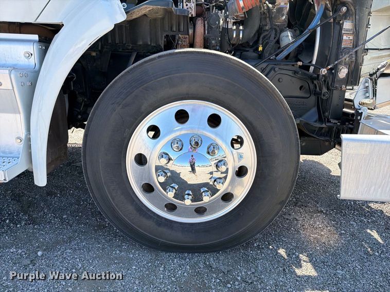 image for item FB5116 2015 Peterbilt 567 semi truck