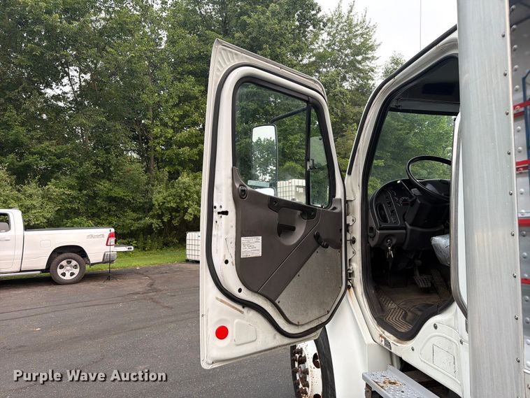 image for item FC3250 2012 Freightliner Business Class M2 box truck