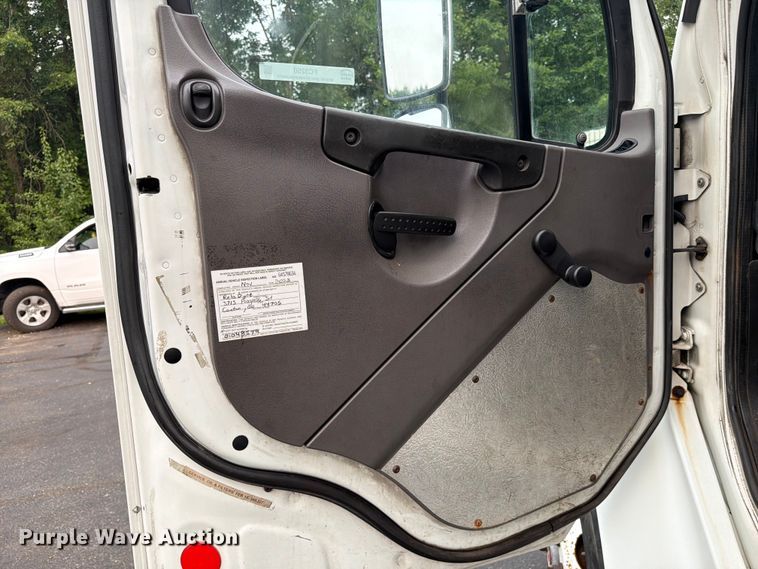 image for item FC3250 2012 Freightliner Business Class M2 box truck
