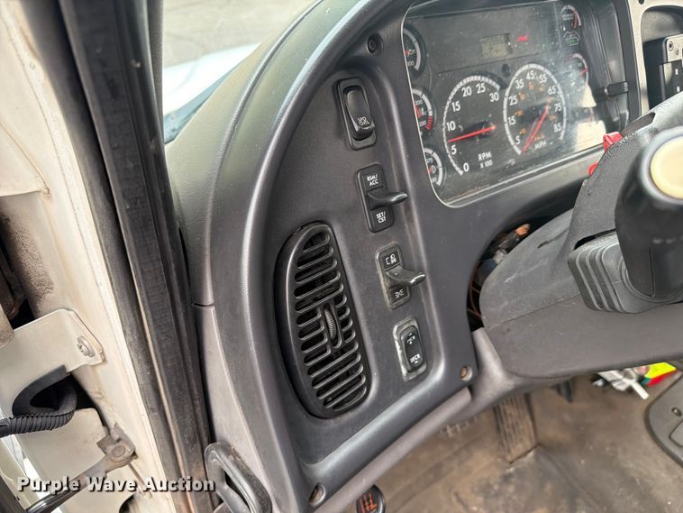 image for item FC3250 2012 Freightliner Business Class M2 box truck