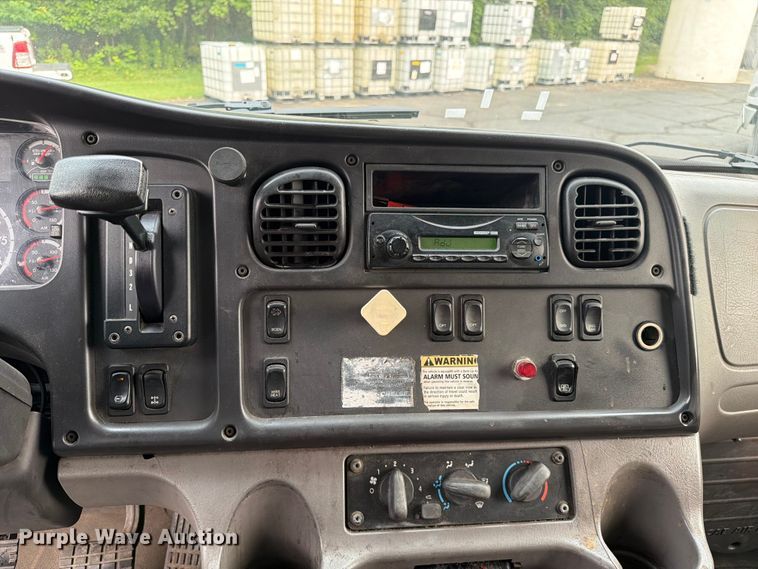 image for item FC3250 2012 Freightliner Business Class M2 box truck